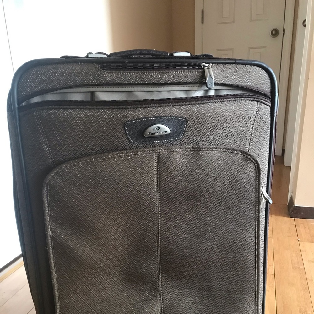 Fabulous Samsonite 24-inch rolling suitcase.